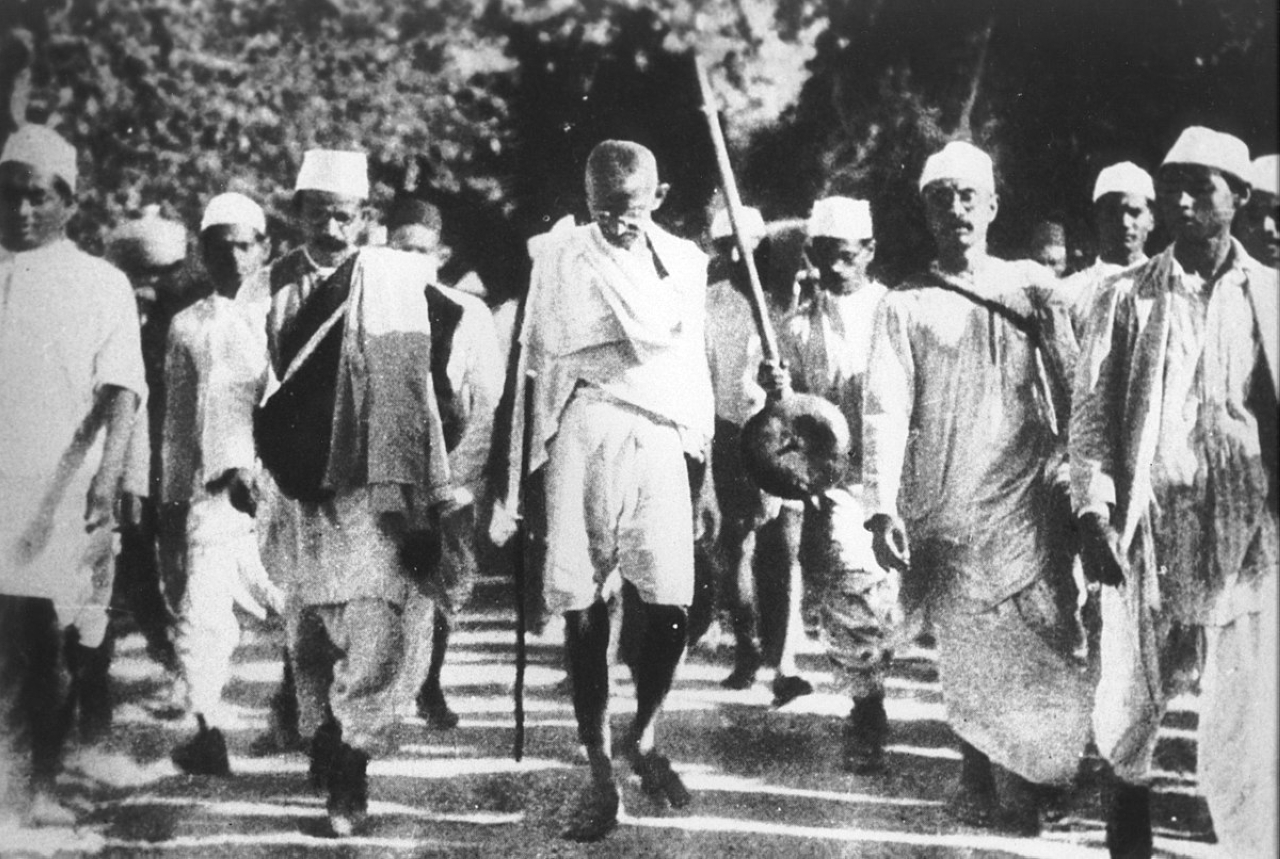 "1930 غاندي يقود مسيرة الملح لـ200 ميل، احتجاجاً على احتكار البريطانيين للملح."