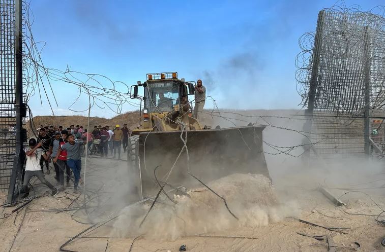 كان يعتقد أنه رهينة.. الجيش الإسرائيلي يعلن مقتل جندي أثناء هجوم حماس ونقل جثته إلى غزة