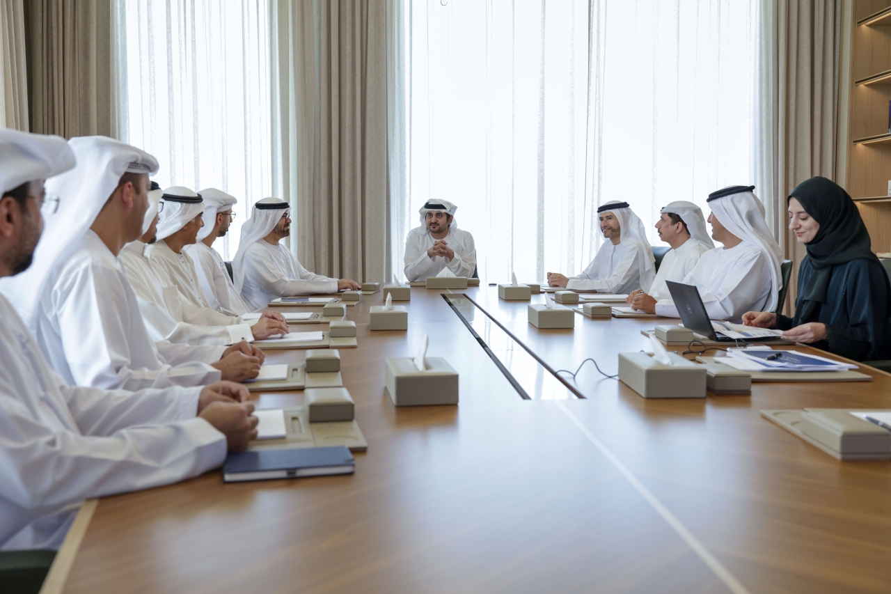 "مكتوم بن محمد مترئساً اجتماع اللجنة العليا لتطوير أسواق المال والبورصات في دبي بحضور محمد القرقاوي ومحمد الحسيني وعمر العلماء وهلال المري وعيسى كاظم | تصوير: خليفة اليوسف"
