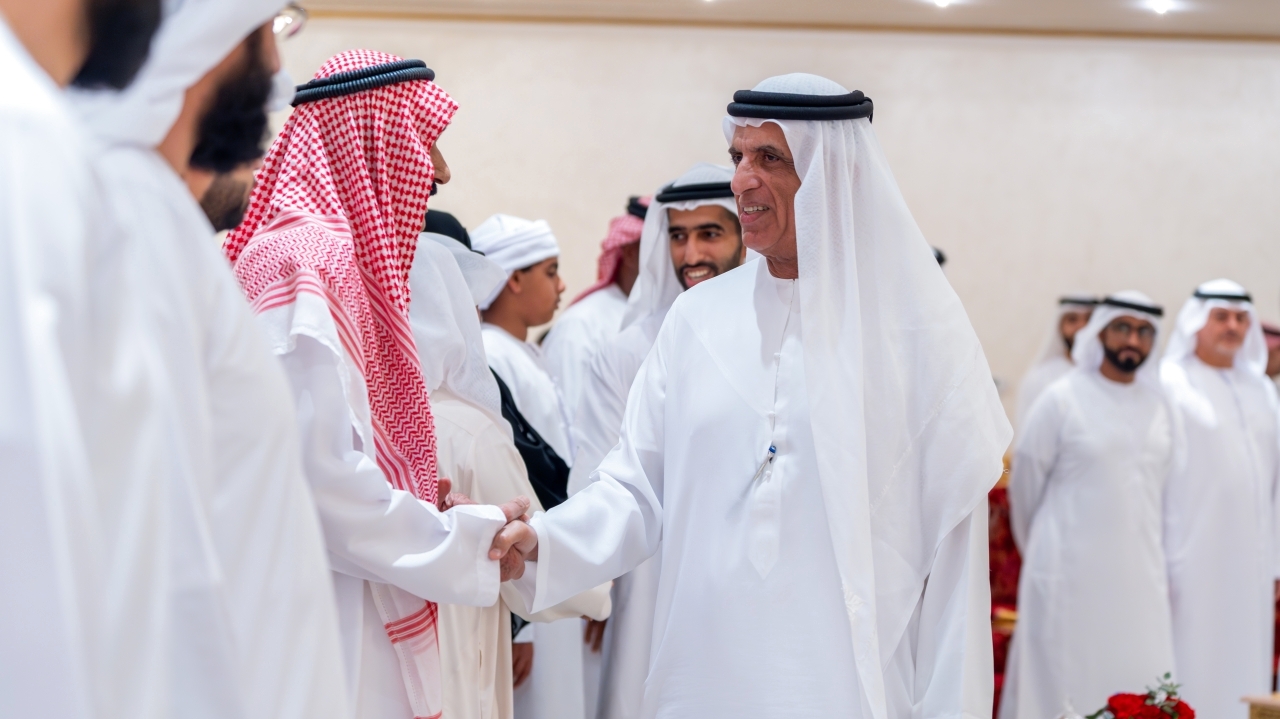 "سعود بن صقر مصافحاً أحد المهنئين بالشهر الفضيل | وام"