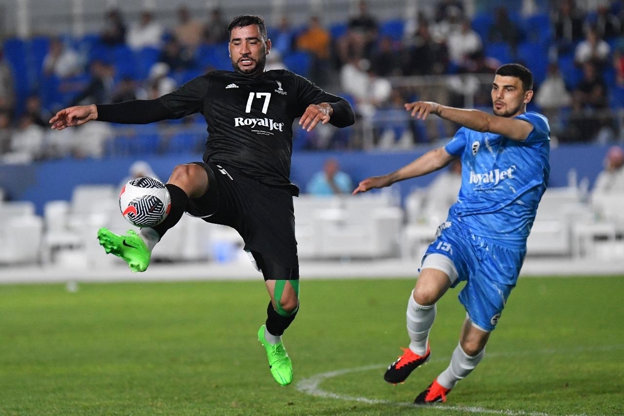 "مهند العنزي خلال مشاركته مع فريقه في «كأس منصور بن زايد لكرة القدم» | البيان"