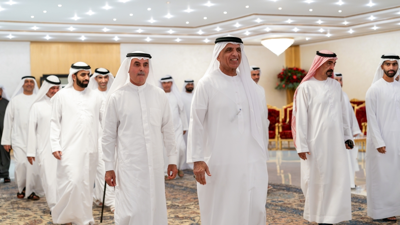 "حاكم رأس الخيمة خلال استقبال ثاني الزيودي وعبدالعزيز الغرير والمهنئين"