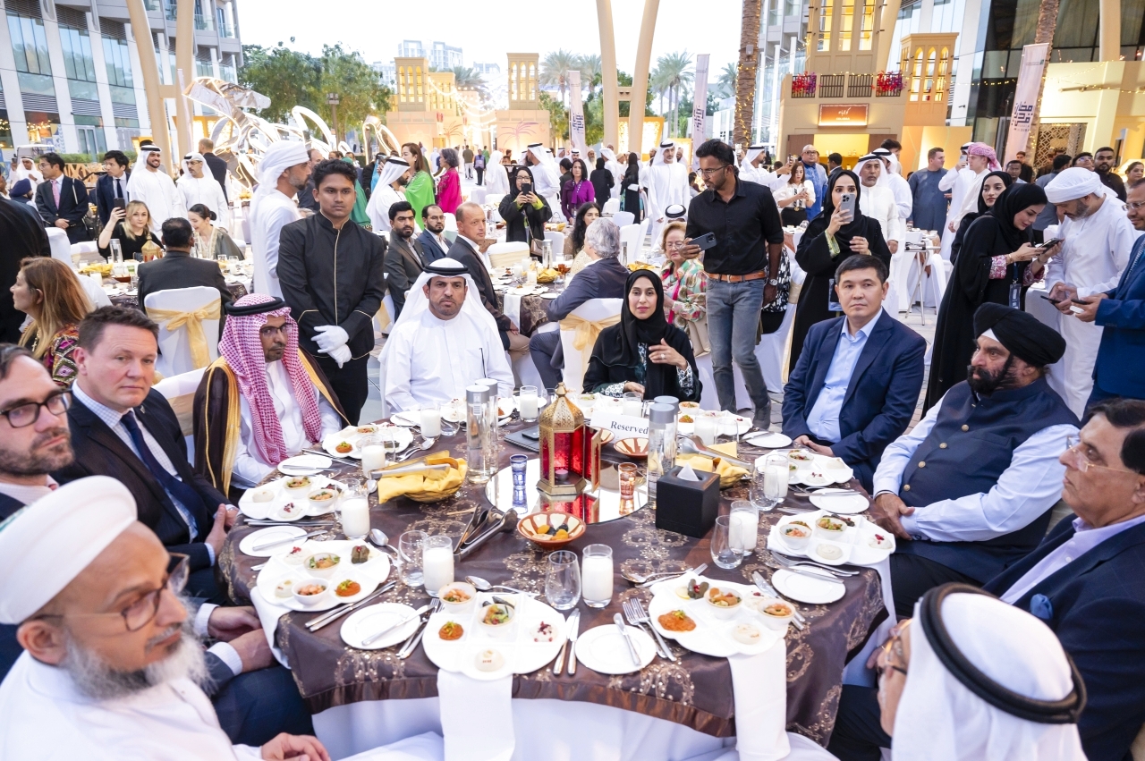 «إفطار دبي» يجمع الأديان والطوائف والمذاهب على مائدة واحدة