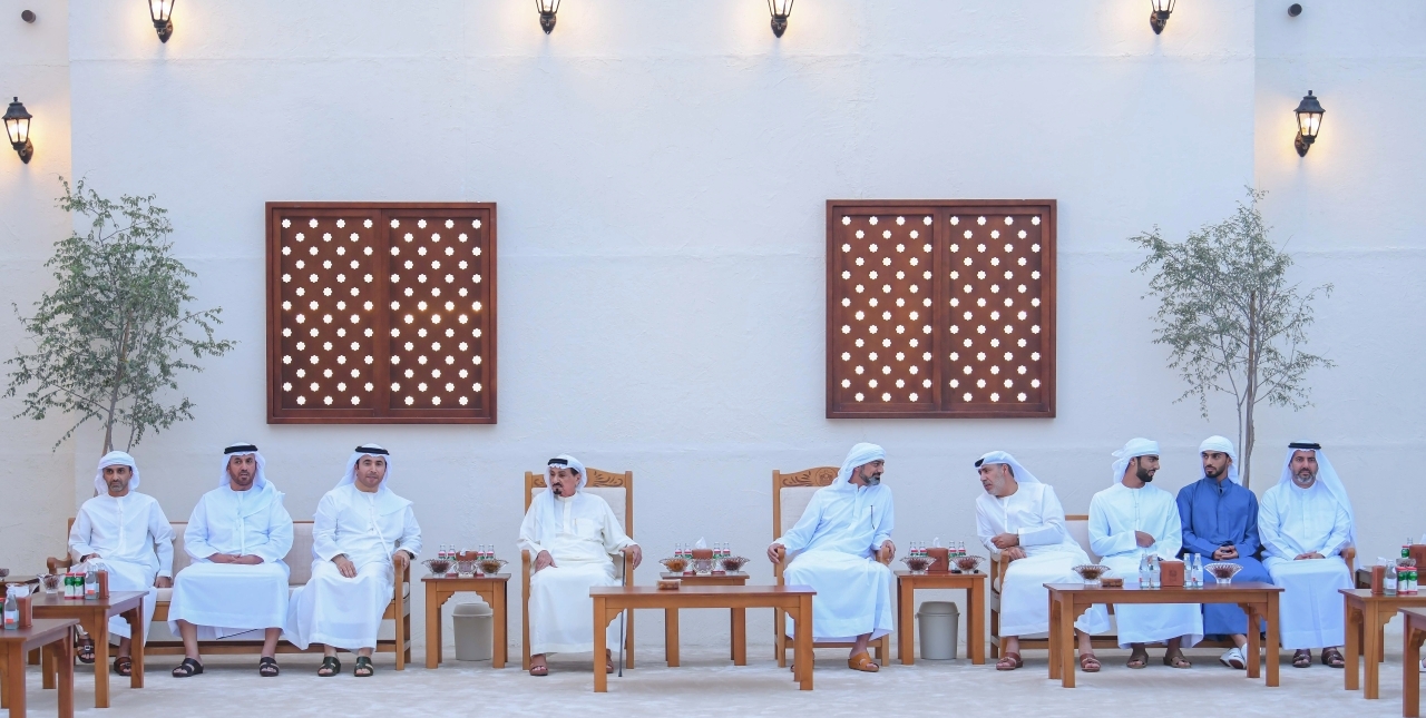 "حميد النعيمي وعمار بن حميد وحميد بن عمار خلال استقبال أحمد الريسي والمهنئين | وام"