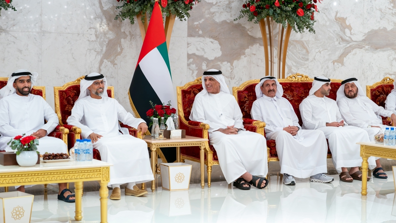 "سعود بن صقر مستقبلاً سهيل المزروعي والمهنئين | وام"