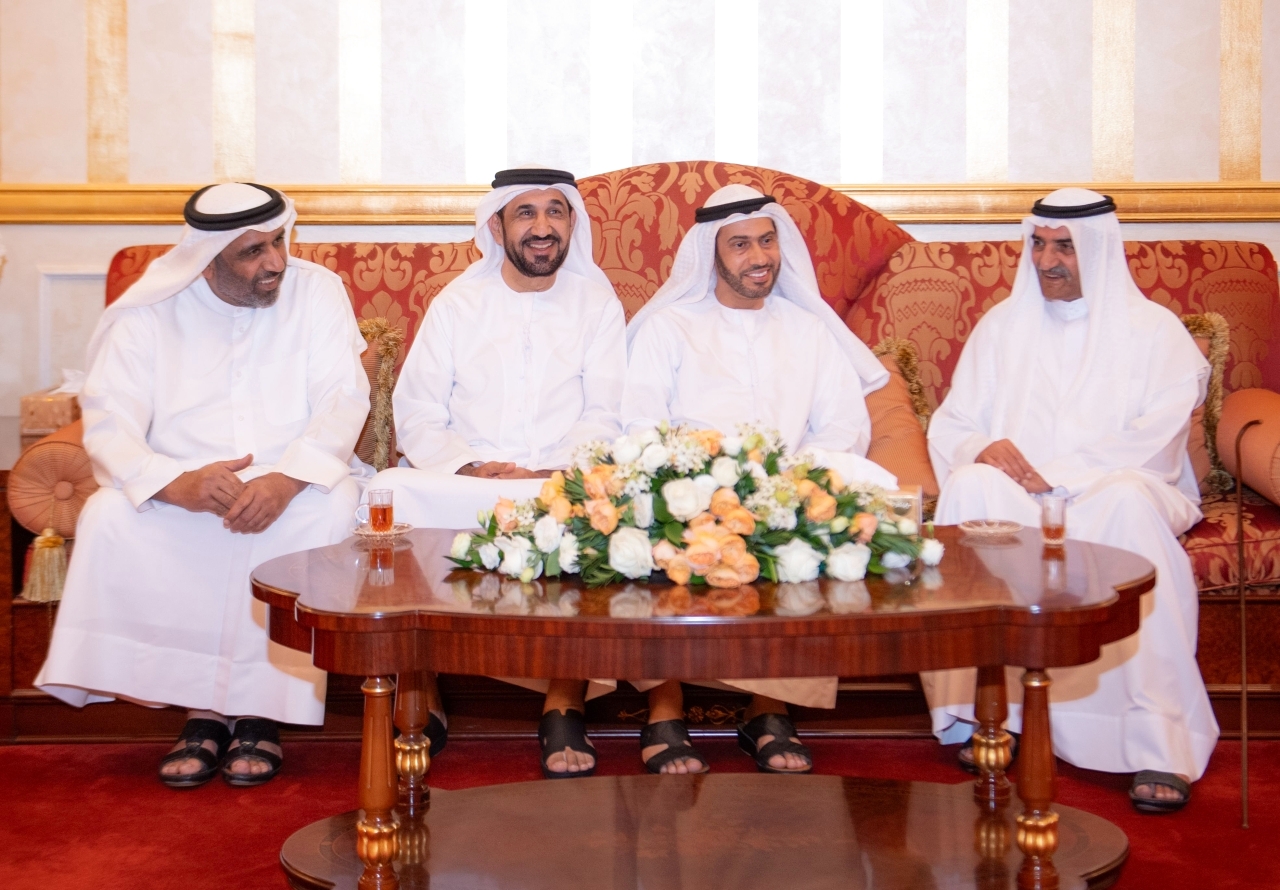 "حمد الشرقي مستقبلاً المهنئين | وام"