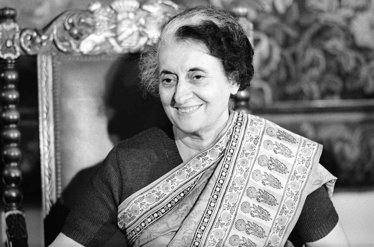 "1977 رئيسة وزراء الهند أنديرا غاندي تستقيل من منصبها بعد خسارتها الانتخابات النيابية."