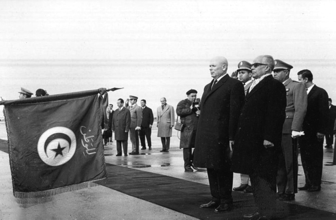 "1956 تونس تنتزع استقلالها من الاستعمار الفرنسي ما عدا ميناء بنزرت بعد مرحلة من المقاومة."