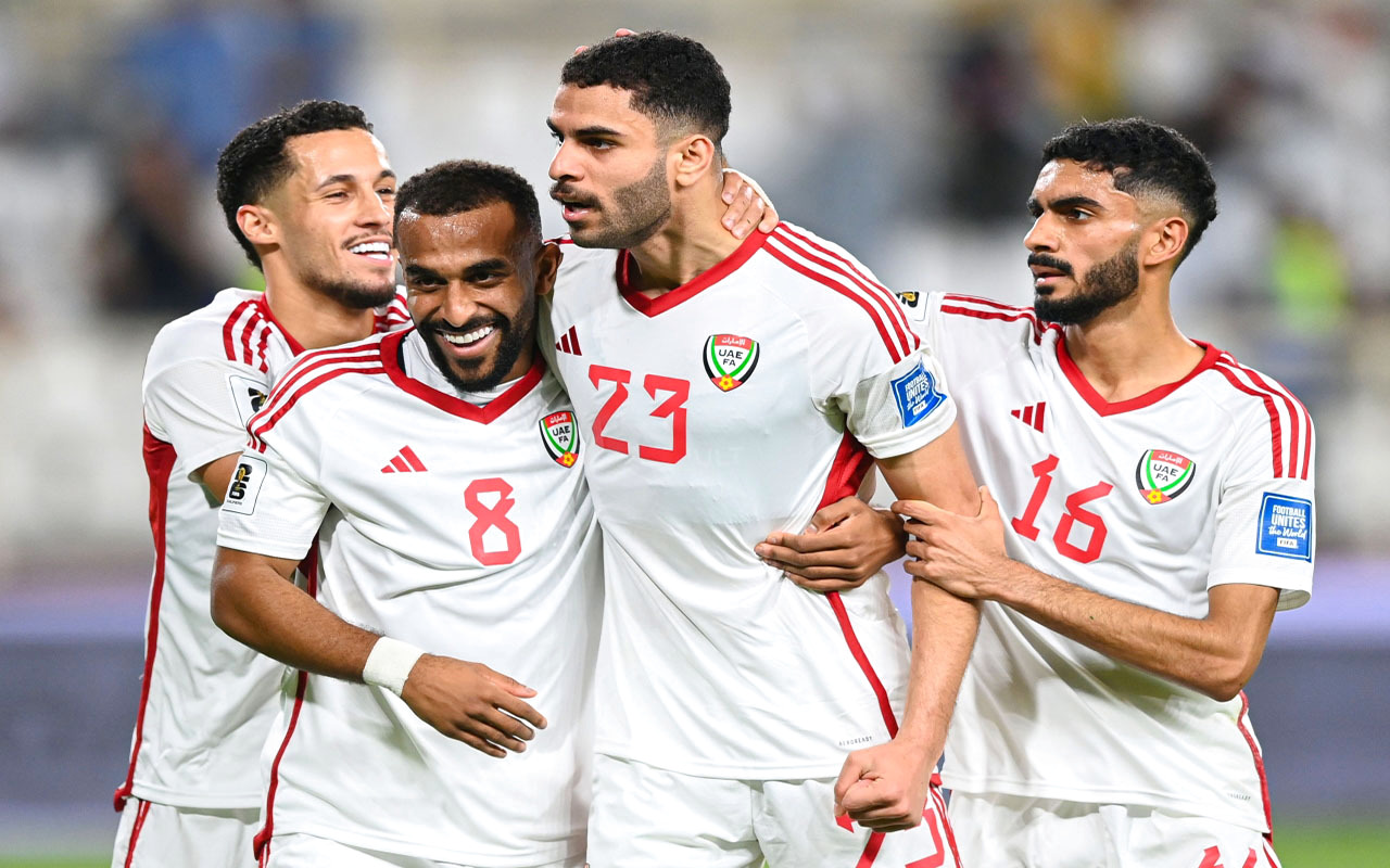 "لاعبو الإمارات يحتفلون مع سلطان عادل بالهدف الثاني | البيان"