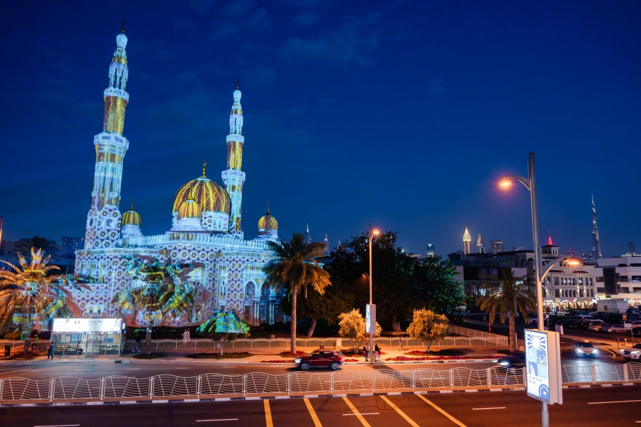 "إضاءة وتزيين المساجد ومآذنها وقبابها وواجهاتها ترحيباً بشهر القرآن | من المصدر"