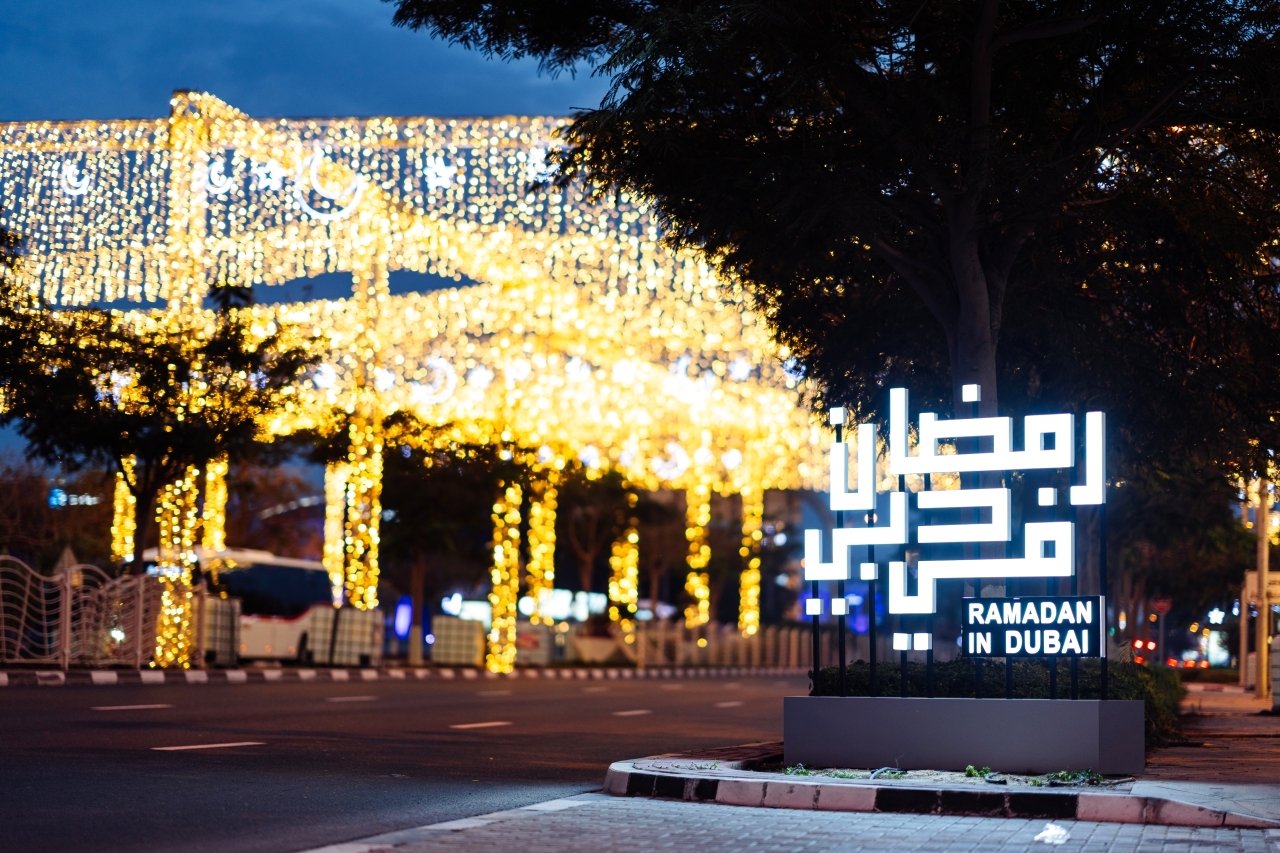 "إطلالة ساحرة ولوحات جمالية رسمتها الأنوار البديعة على امتداد شارع جميرا | من المصدر"