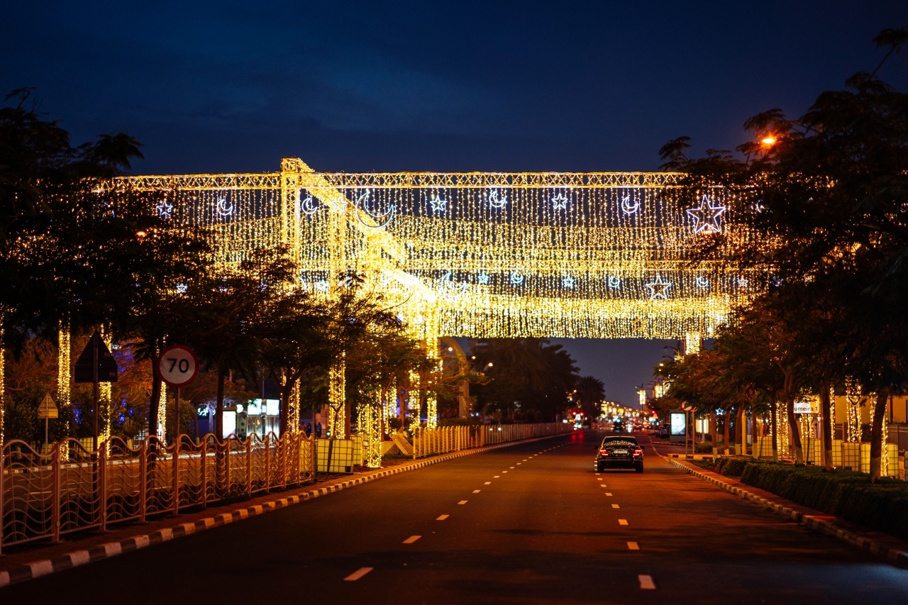 "مشاهد احتفالية بطابع فريد في شارع جميرا أحد أبرز المناطق السياحية والشرايين المرورية بدبي | من المصدر"