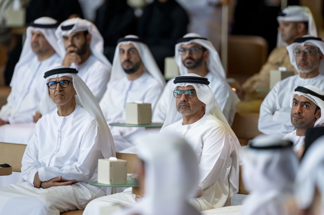 "حامد بن زايد ومنصور المنصوري ومغير الخييلي والحضور خلال المحاضرة | تصوير: عبدالله البدواوي وعبدالله النيادي"