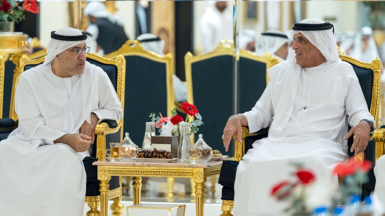 "سعود بن صقر مستقبلاً عبدالرحمن العويس | وام"