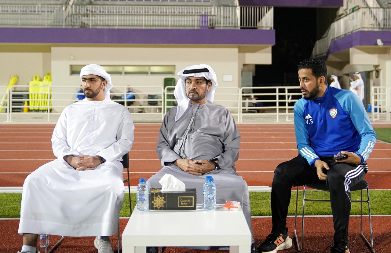 "حمدان بن مبارك خلال متابعته تدريبات المنتخب | من المصدر"