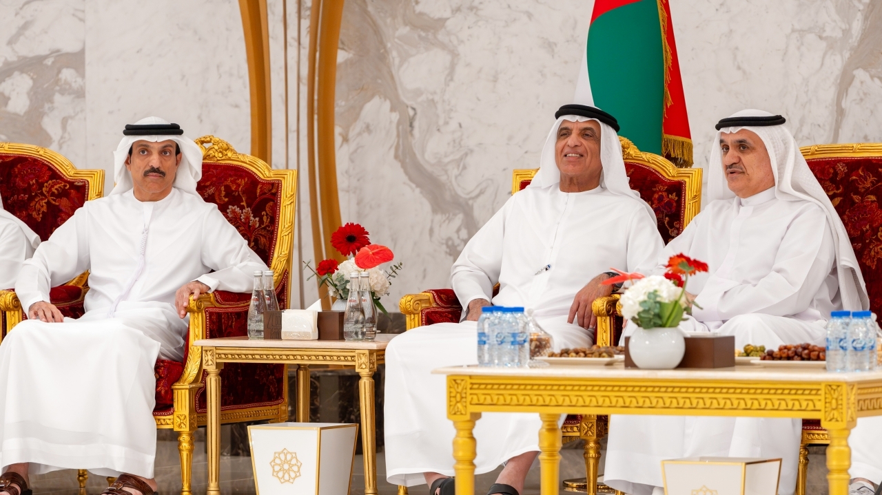 "سعود بن صقر متقبلاً التهاني من محمد النعيمي وأحمد جلفار | وام"