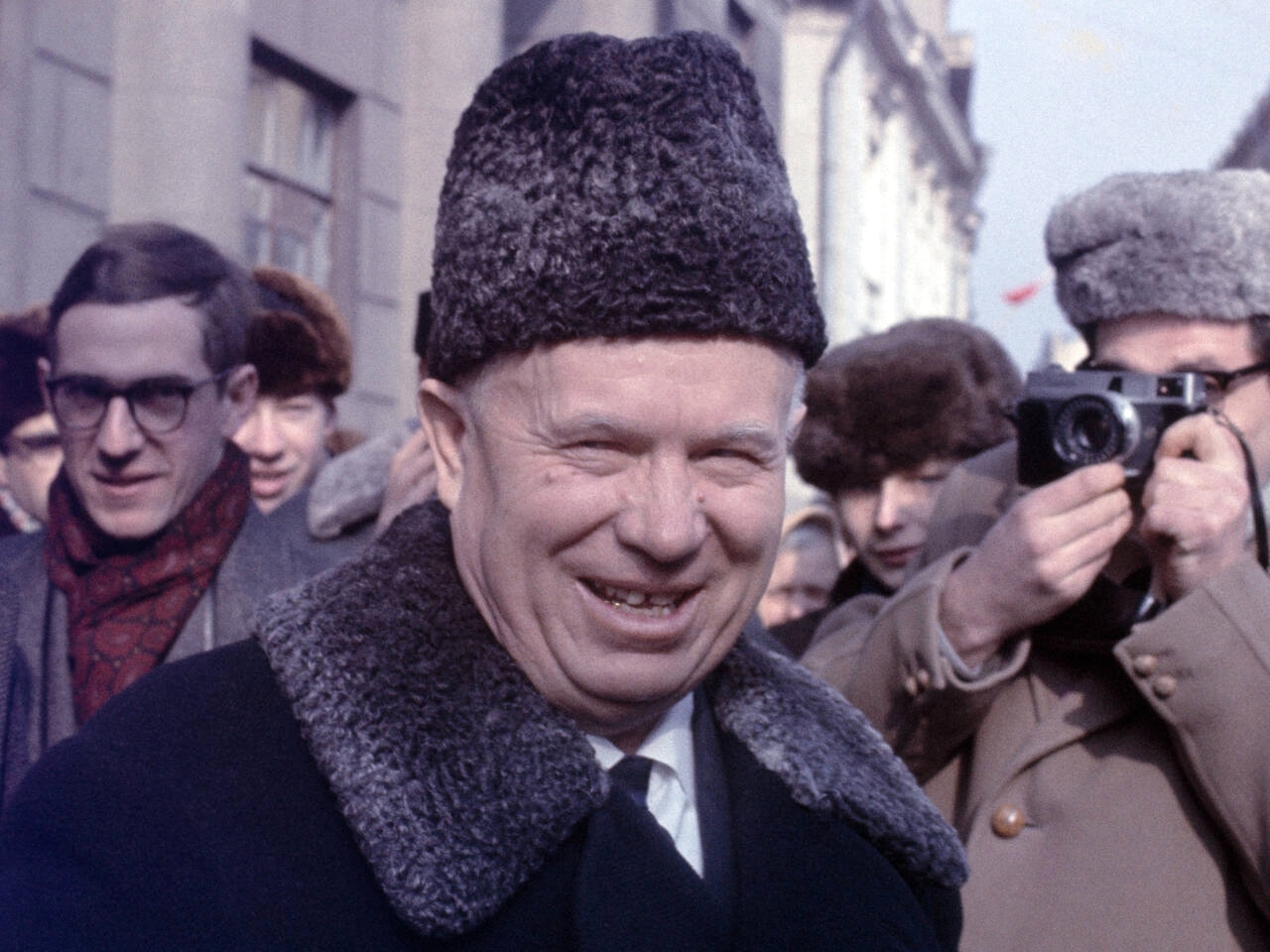 "1958 نيكيتا خروتشوف يخلف نيكولاي بولغانين في زعامة الاتحاد السوفييتي والحزب."