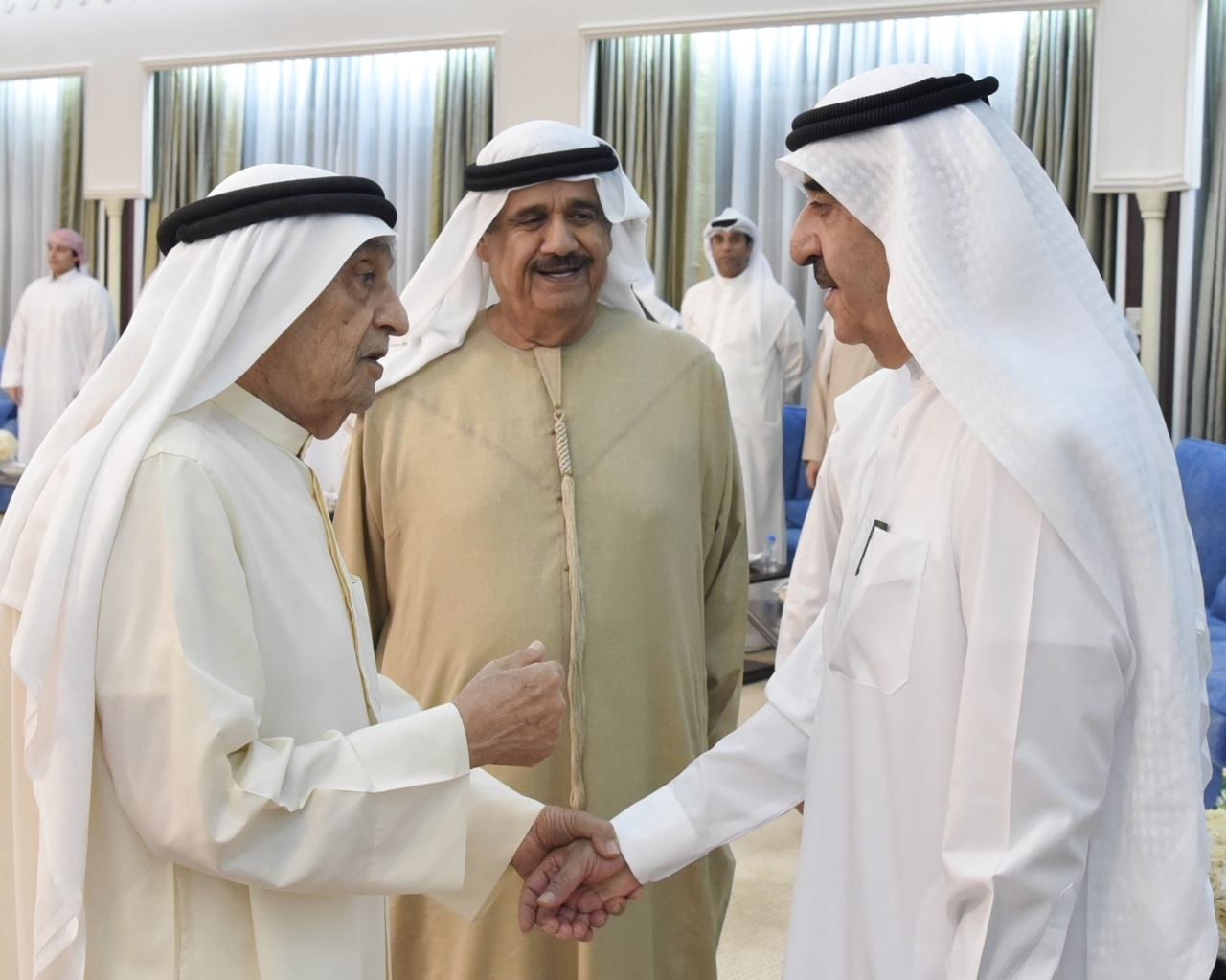 "سعود المعلا خلال استقبال المهنئين بالشهر الكريم بحضور حميد المعلا | وام"