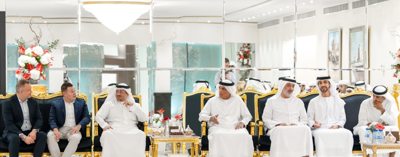 "حاكم رأس الخيمة خلال استقبال المهنئين"