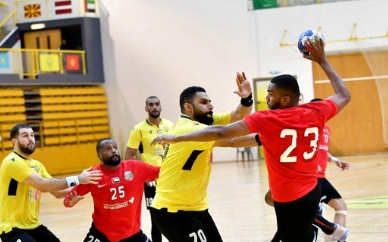 "من مباراة سابقة بين شباب الأهلي والوصل | البيان"