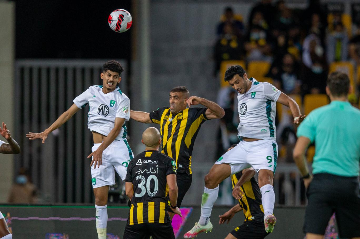 "ديربي جدة" يخطف الأنظار في الدوري السعودي