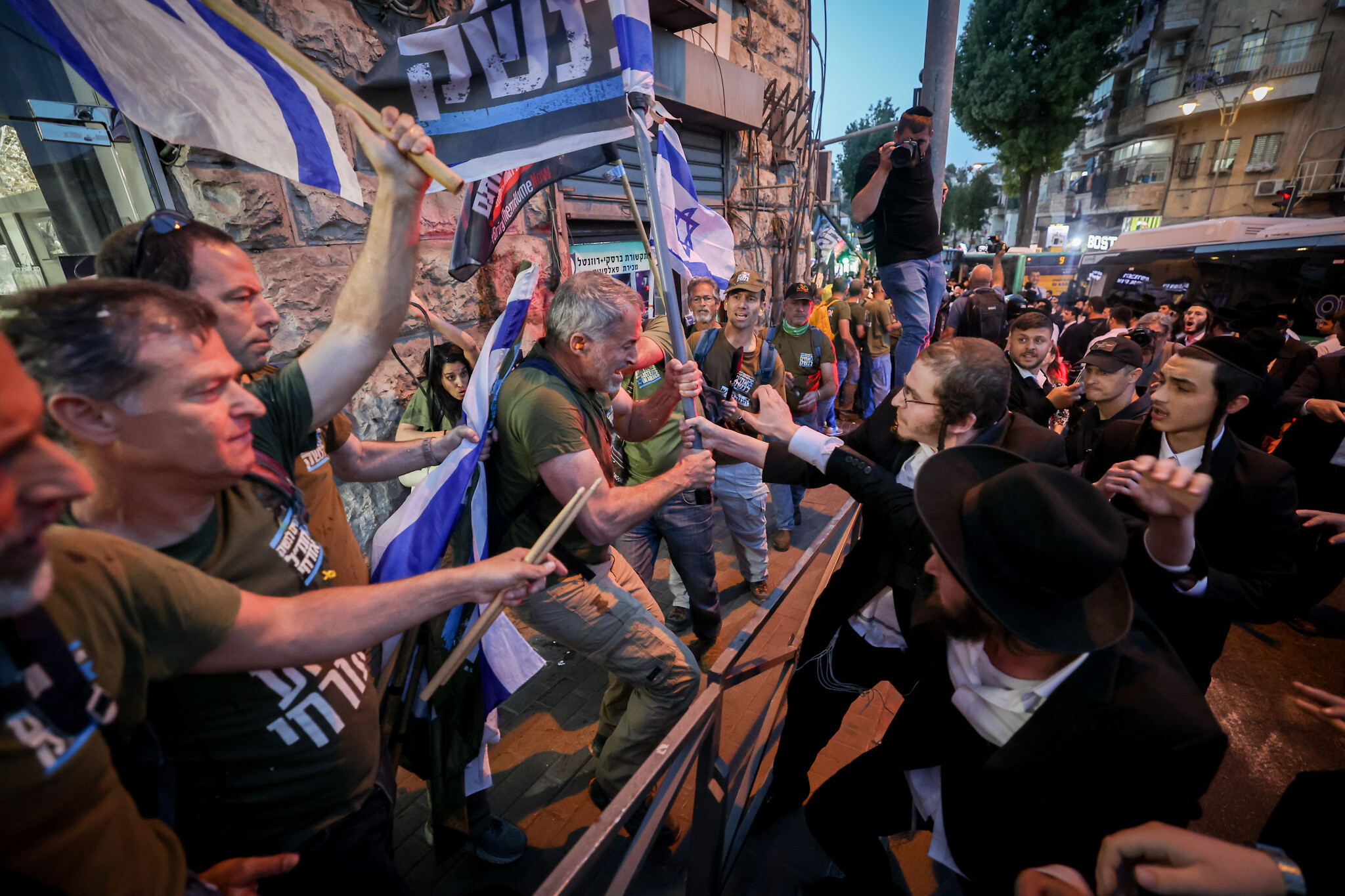 آلاف الإسرائيليين يتظاهرون في القدس للمطالبة برحيل نتانياهو