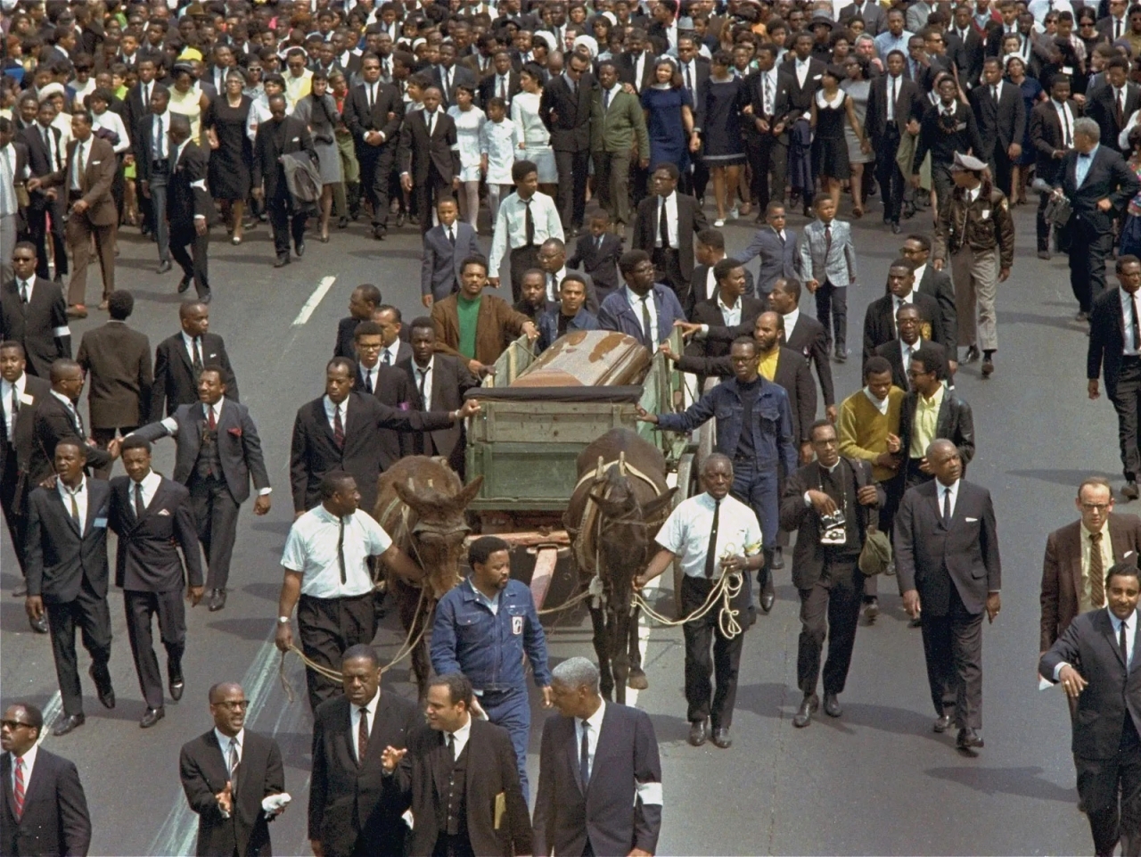 "1968 اغتيال القس مارتن لوثر كنغ راعي الحقوق المدنية في أمريكا بمدينة ممفيس"