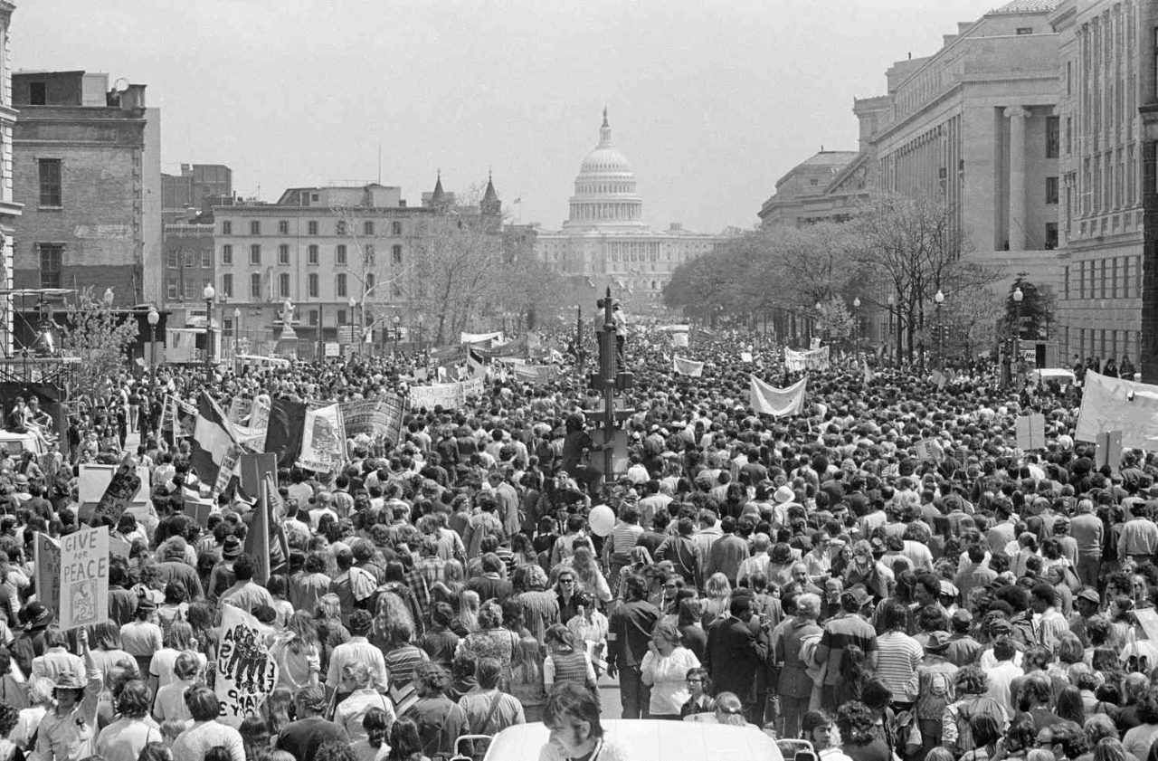 "1969 مظاهرات في المدن الأمريكية ضد الحرب في فيتنام التي بدأت سنة 1961 وانتهت في 1975."