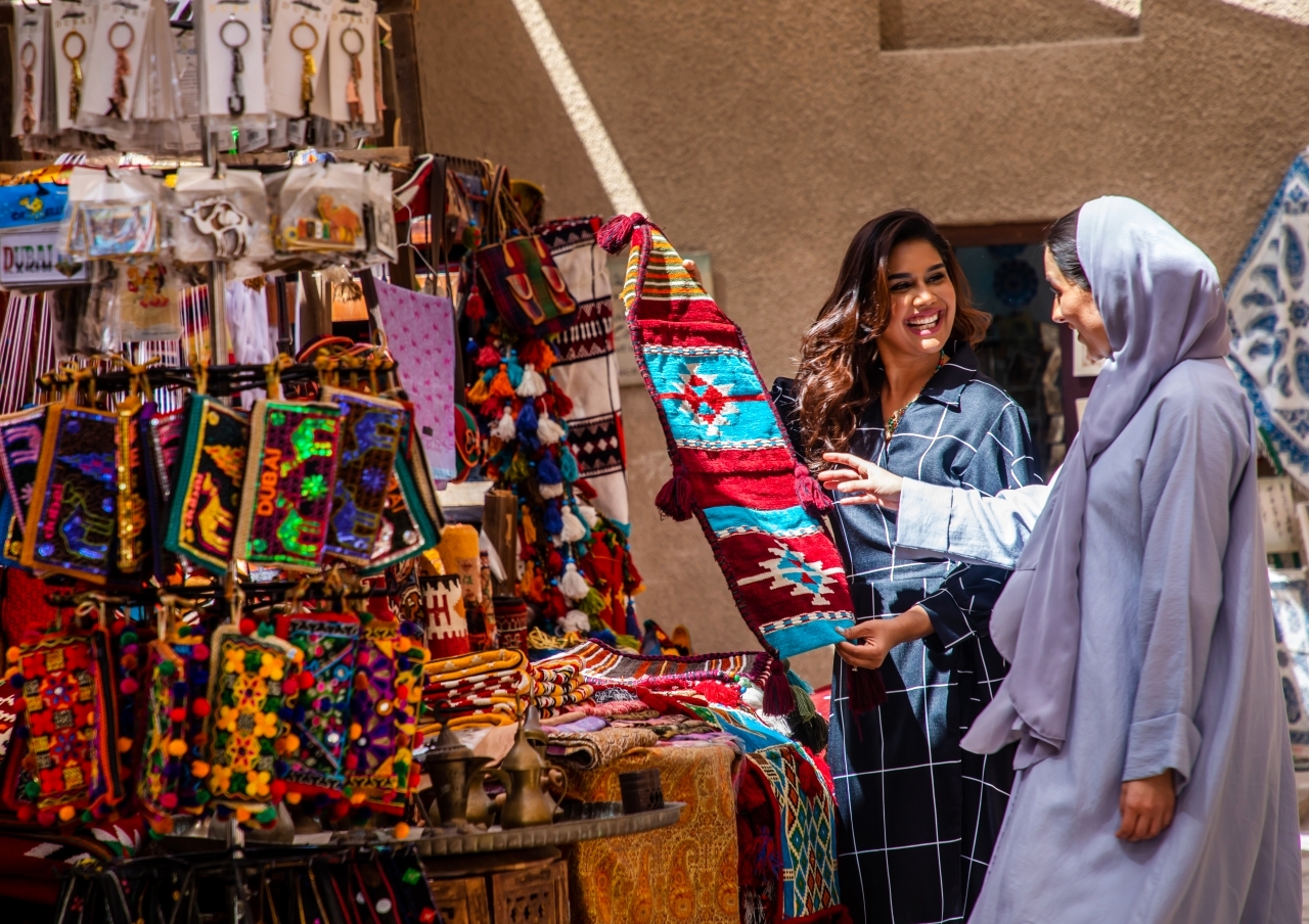 "هدايا العيد قيمة ثقافية وعروض ترويجية"