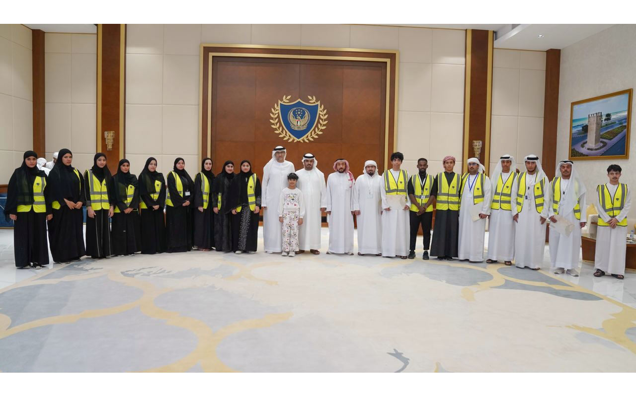 "خالد النعيمي يتوسط المتطوعين | البيان"