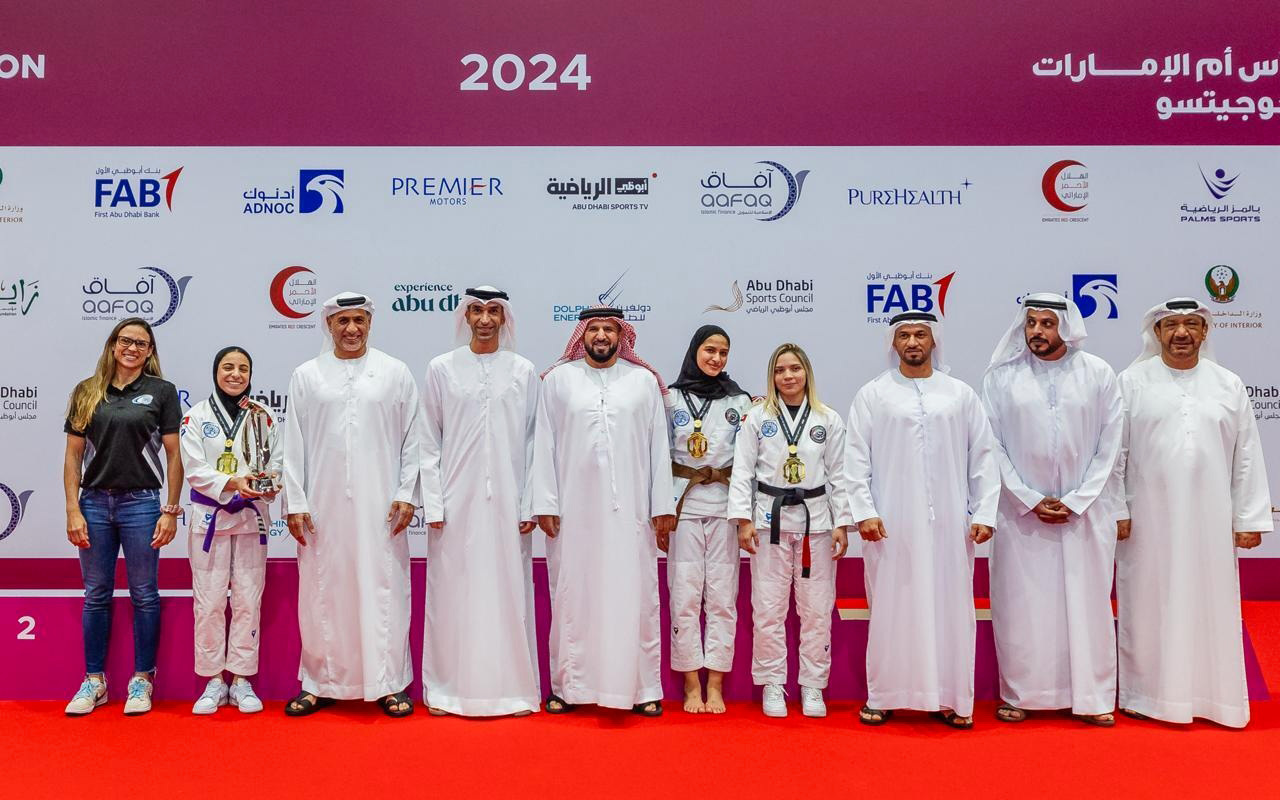 "ثاني الزيودي وعبدالمنعم الهاشمي يتوسطان اللجنة المنظمة واللاعبات المتوجات | وام"
