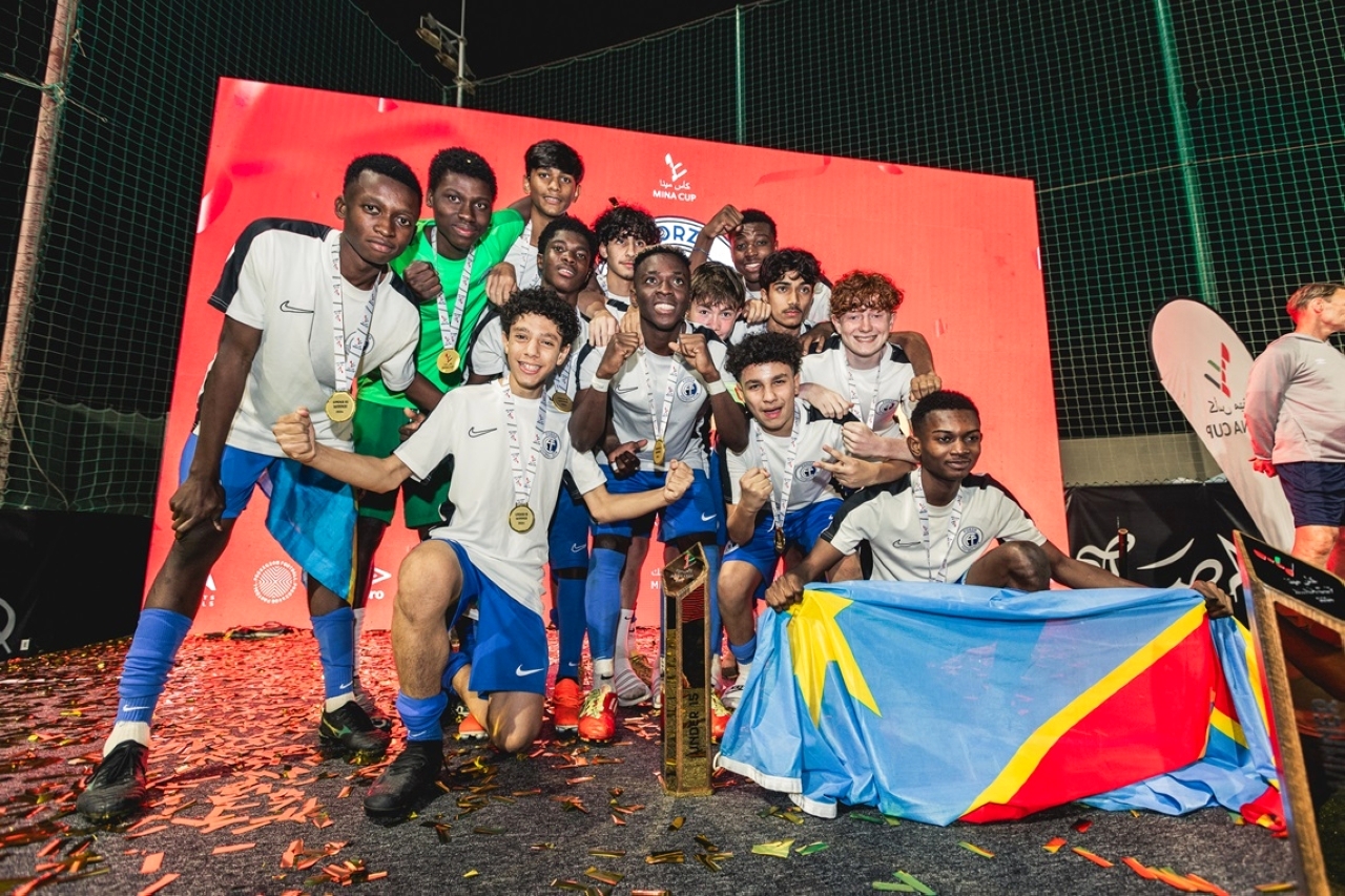 "جانب من مراسم تتويج الفائزين في البطولة"