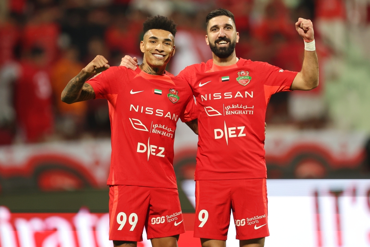 "فرحة جيسوس ومؤنس دبور بالتغلب على الجزيرة | تصوير: سالم خميس"