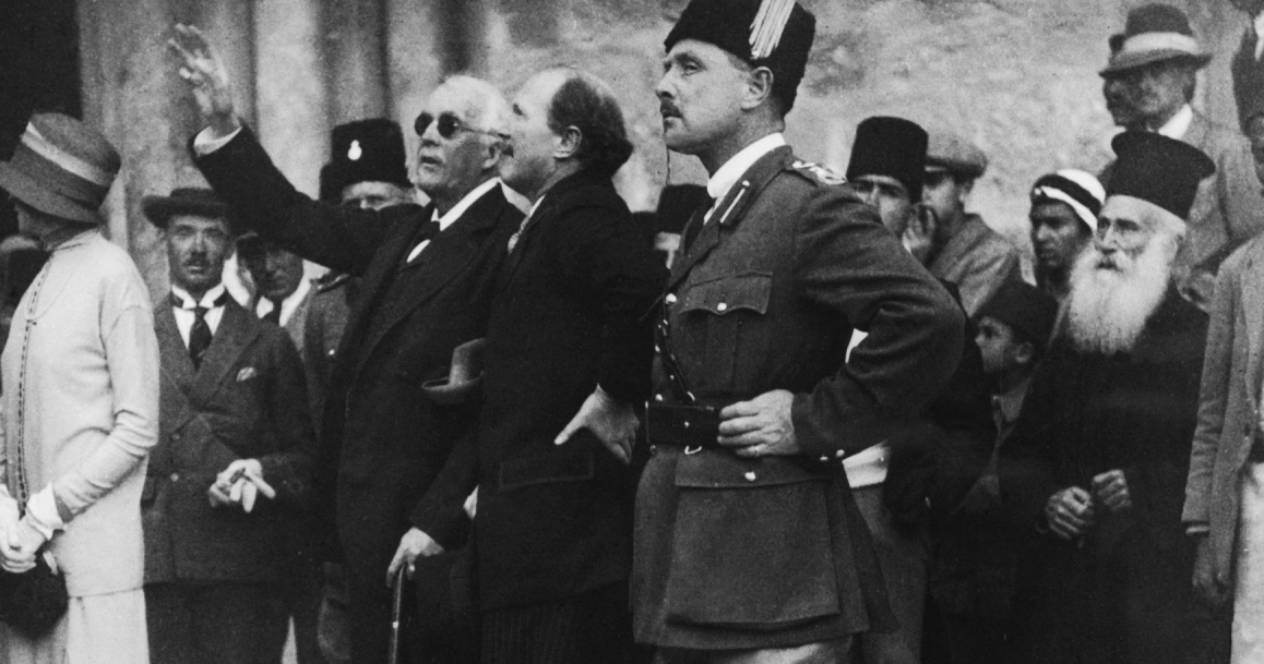 "1925 تظاهرات حاشدة بدمشق احتجاجاً على زيارة آرثر بلفور وزير الخارجية البريطاني."