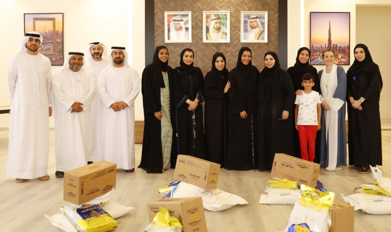 "فريق «دبي للإعلام» خلال المشاركة في حملة التوزيع | من المصدر"