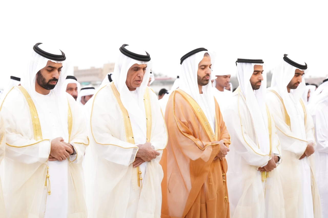 "سعود القاسمي ومحمد بن سعود والشيوخ وجموع المصلين يؤدون صلاة العيد"