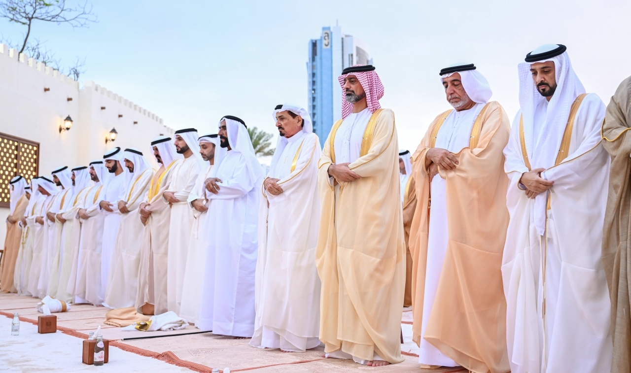 "حميد النعيمي وعمار بن حميد وأحمد وعبدالعزيز وراشد بن حميد والشيوخ وجموع المصلين يؤدون صلاة العيد | وام"