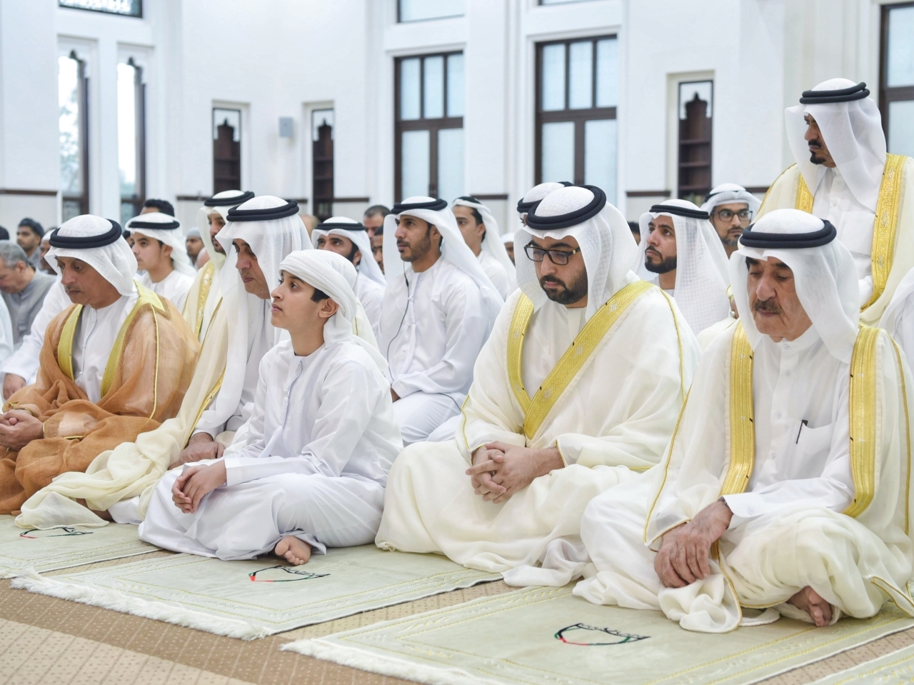 "سعود المعلا وراشد بن سعود والشيوخ وجموع المصلين يستمعون لخطبة العيد"