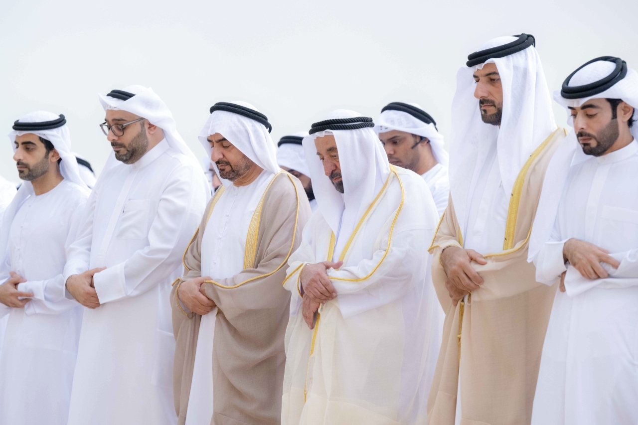 "سلطان القاسمي وعبدالله بن سالم وسلطان بن أحمد والشيوخ وجموع المصلين يؤدون صلاة العيد"