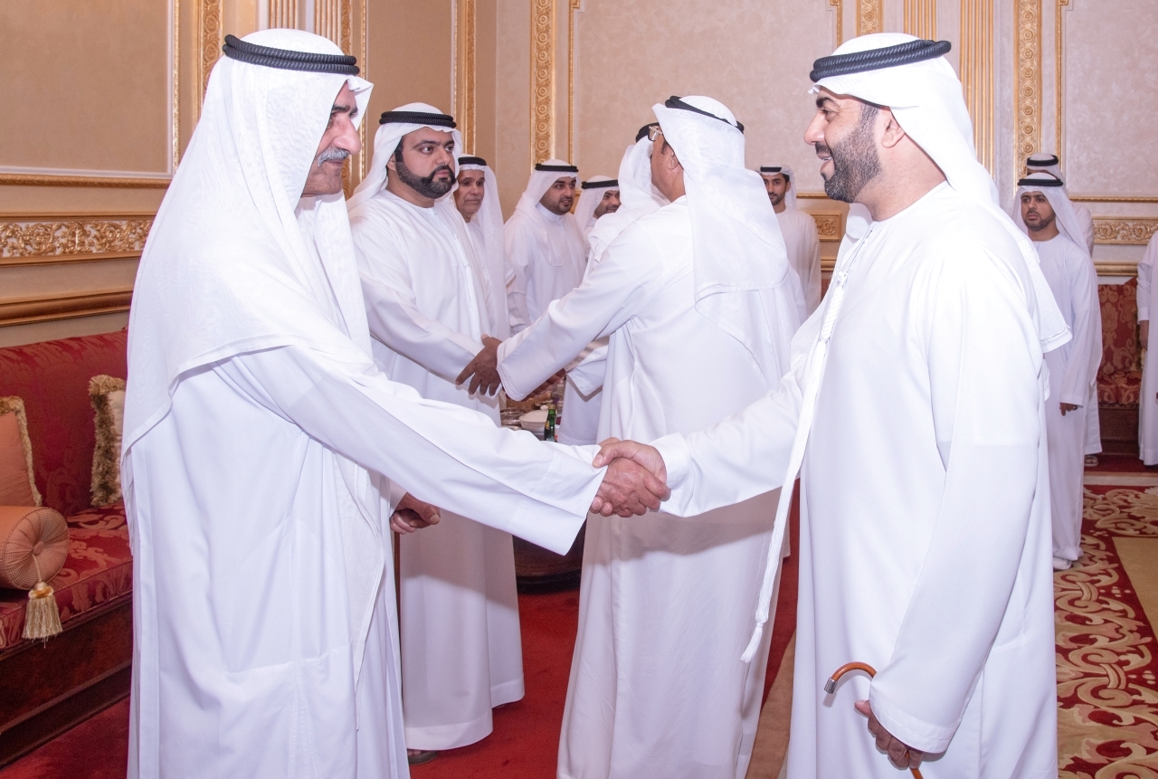 "حاكم الفجيرة ومحمد بن حمد خلال استقبال المهنئين بحضور راشد بن حمد"