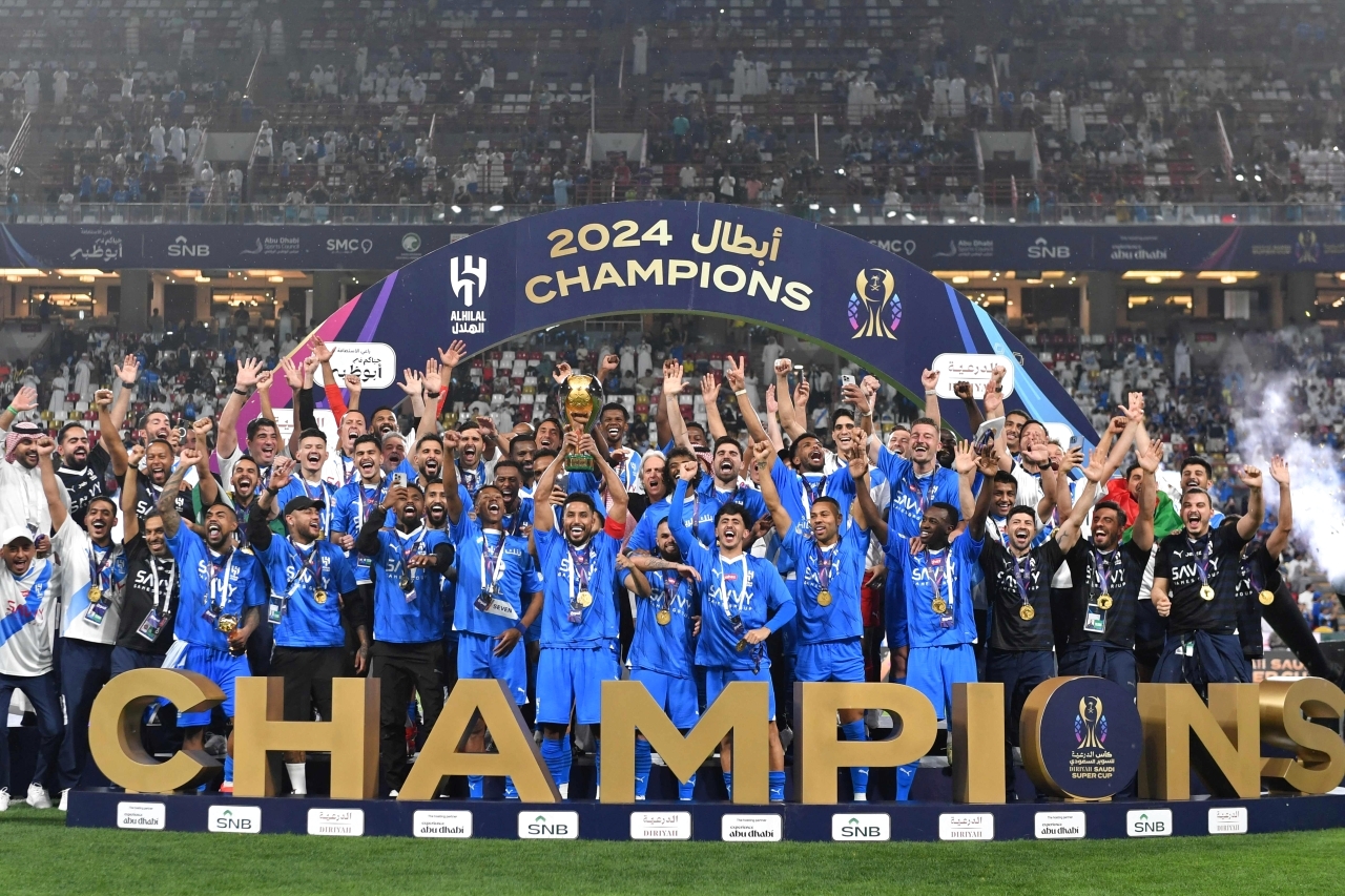 "نجوم الهلال يحتفلون بكأس السوبر | أ ف ب"