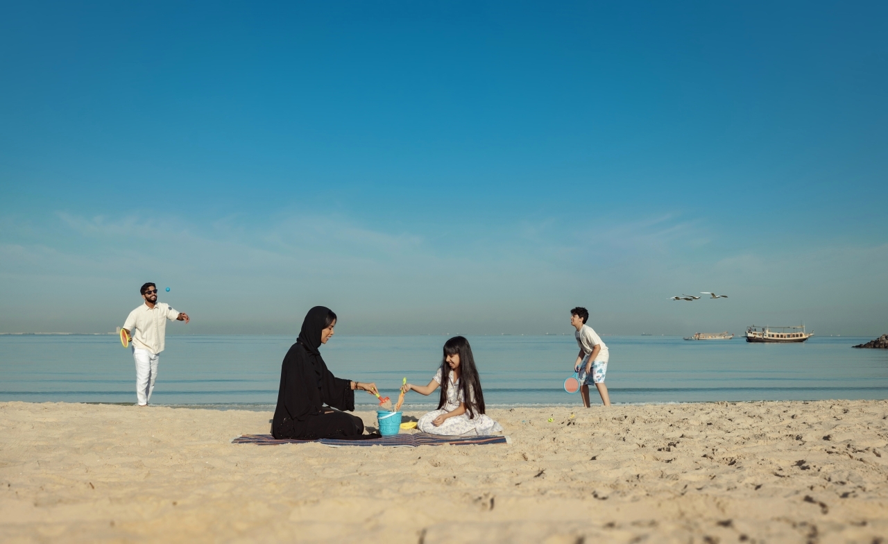 "شواطئ دبي بيئة مثالية للأنشطة العائلية"