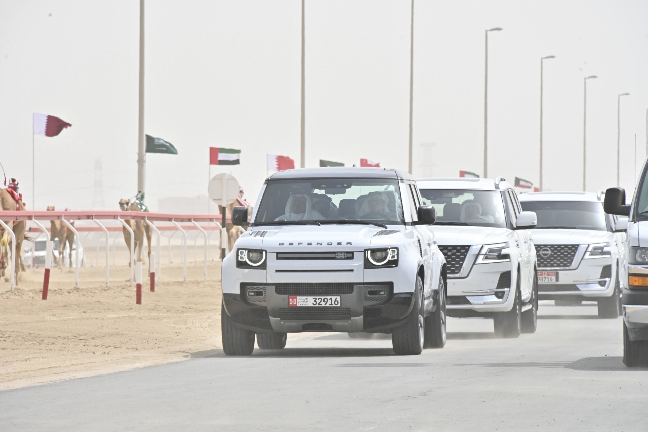 "منصور بن زايد يتابع جانباً من المهرجان بحضور سلطان بن حمدان | تصوير: حسن المنهالي"