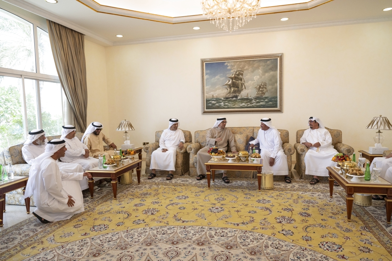 "سموه يتحدث مع سلطان بن حمدان خلال مأدبة الغداء"