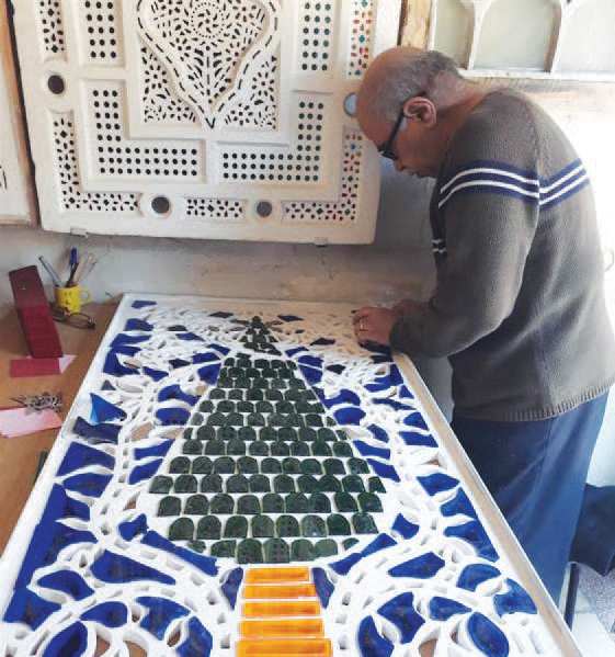 الزجاج الدمشقي المعشق.. مهنة تراثية مهددة بالاندثار