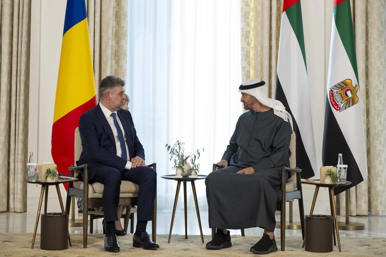 "محمد بن زايد خلال استقباله رئيس وزراء رومانيا | تصوير: عبدالله النيادي"