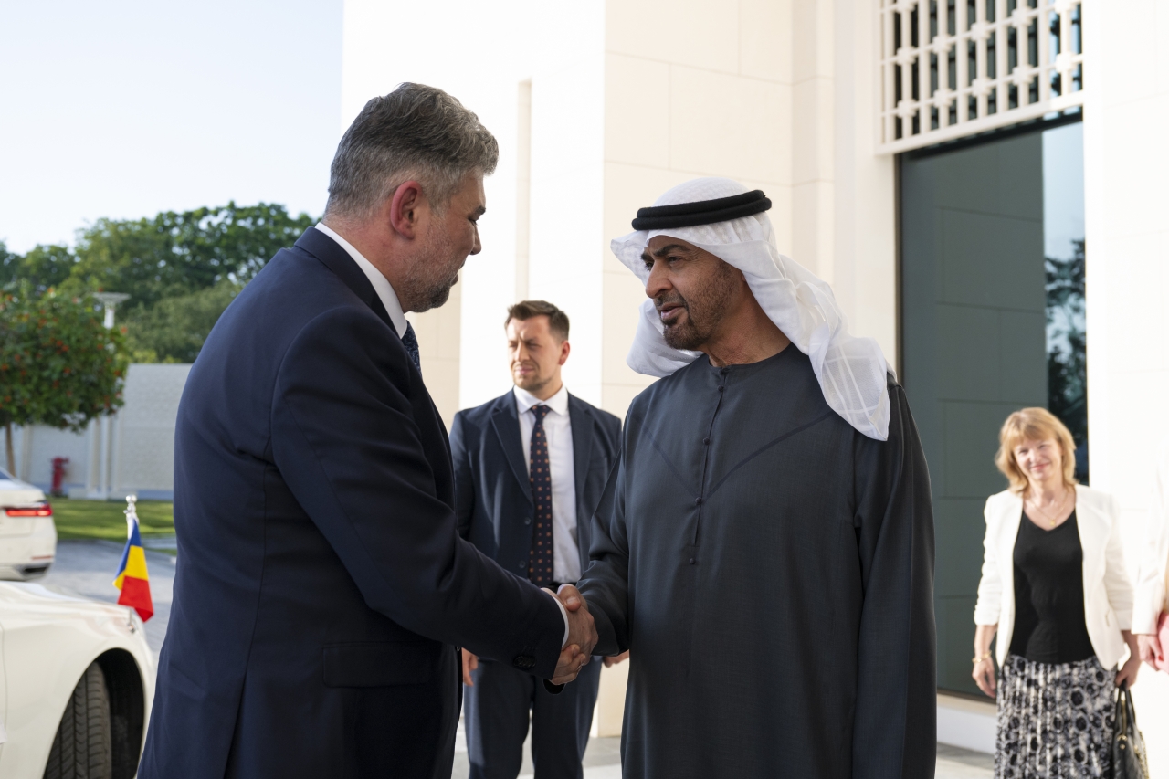 "سموه مصافحا رئيس وزراء رومانيا"