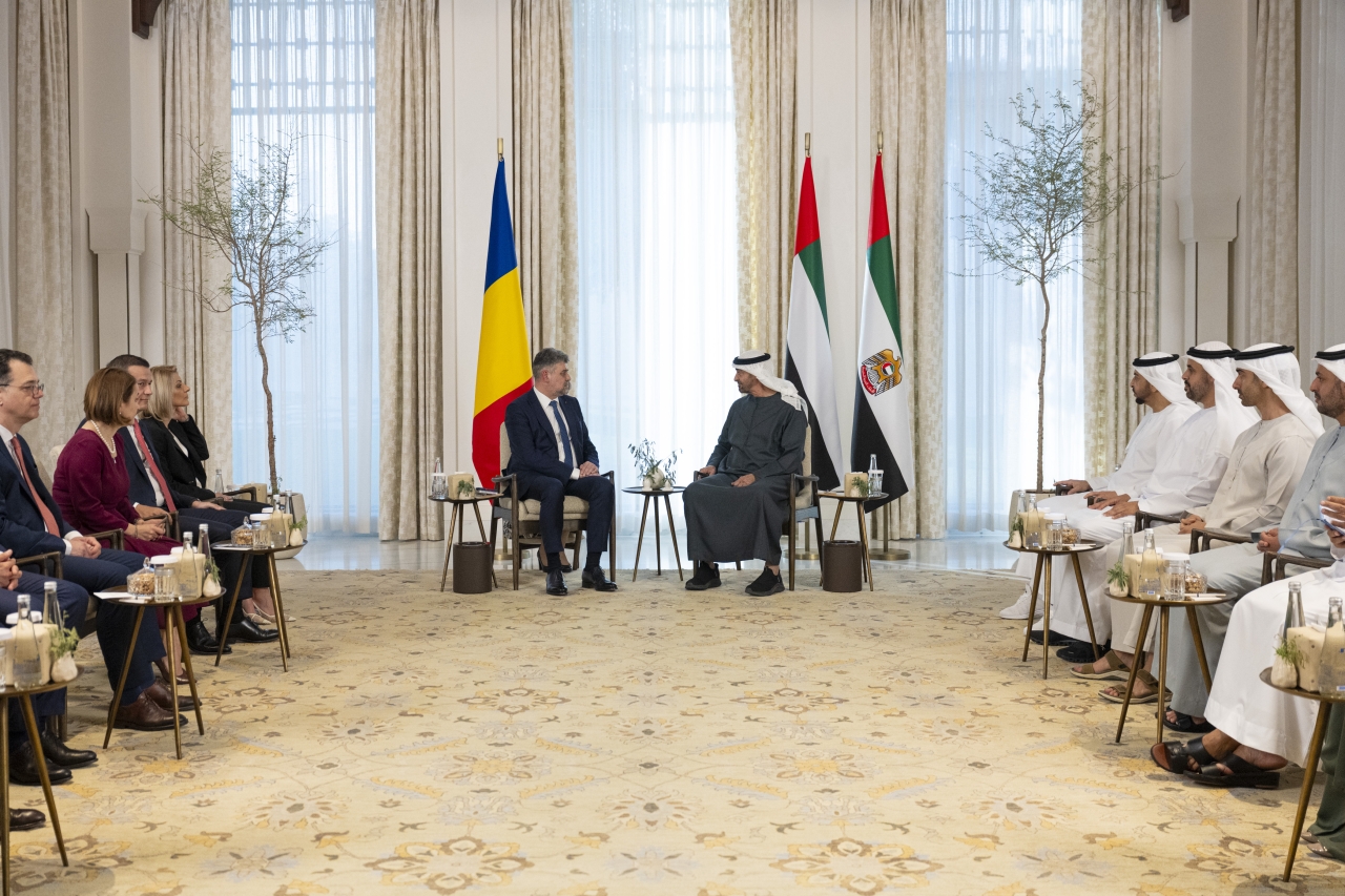 "محمد بن زايد ورئيس وزراء رومانيا خلال اللقاء بحضور حمدان بن زايد وذياب وحمدان بن محمد ومحمد بن حمد بن طحنون"