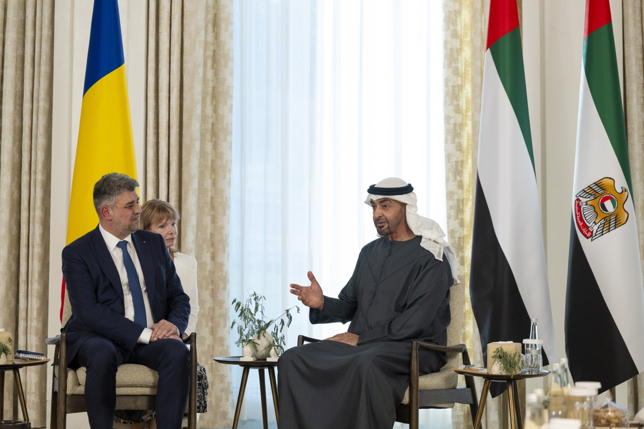 "محمد بن زايد وأيون تشيولاكو خلال اللقاء"
