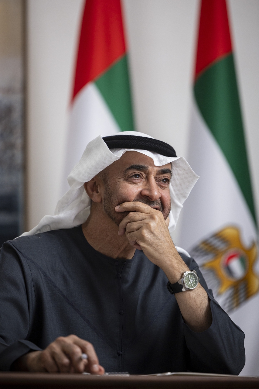 "محمد بن زايد متابعاً مراسم توقيع الاتفاقية"